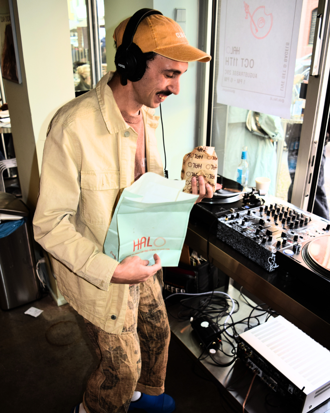 Rip and dip bagel at HALO Berlin